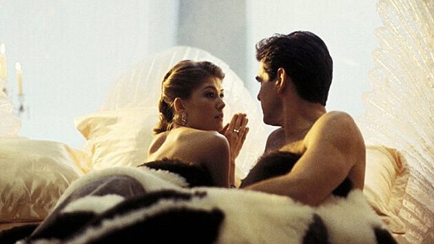 Rosamund Pike a Pierce Brosnan ve filmu Dnes neumrej (2002)