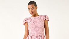 aty s kulatým výstihem z pvabné krajky a nápaditými rukávky jsou vhodné pro...