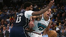 Desmond Bane (vpravo) z Memphisu a Naji Marshall z Dallasu.