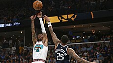 Ja Morant z Memphisu zakon�uje, blokuje P.J. Washington z Dallasu.
