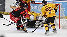 Mela p�ed jihlavskou brankou. Zleva Petr Fridrich z Olomouce, Rok Macuh z...