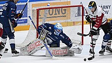 Miikka Salomäki ze Sparty v �anci p�ed brankou Brna, kterou hájí Michal Postava.