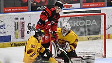 Jan Ká�a z Olomouce dotírá na branká�e Adama Berana z Jihlavy. Vlevo je Mat�j...