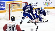 Branká� Michal Postava z Komety Brno u� nestihl reagovat, trefil se Valtteri...