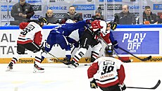 Souboj u mantinelu v �estém utkání Kometa Brno vs. Sparta Praha.    FOTO:...