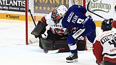 Jakub Flek z Komety Brno v gólové �anci, kterou vychytal Josef Ko�ená�.