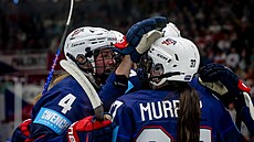 Hokejistky USA oslavují první gól proti esku.