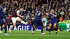 John McGinn dává druhou branku Aston Villy v odvet� s Paris St Germain.