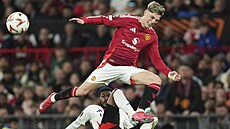 Alejandro Garnacho z Manchesteru United p�eskakuje Ainsleye Maitlanda-Nilese z...
