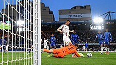 Branká� Filip Jorgensen z Chelsea fauluje úto�níka  Legie Var�ava Tomá�e...