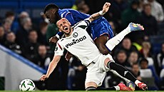 Benoit Badiashile z Chelsea fauluje Tomá�e Pekharta z Legie Var�ava.