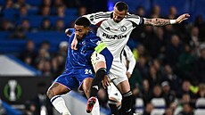 Reece James (vlevo) z Chelsea a Tomá� Pekhart z Legie Var�ava se p�etla�ují v...