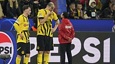 Niklas Suele (vpravo) a Pascal Gross z Dortmundu po vítzném duelu s Barcelonou...