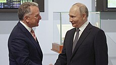 Ruský prezident Vladimir Putin si podává ruku se zvlá�tním vyslancem amerického...