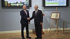 Ruský prezident Vladimir Putin si podává ruku se zvlá�tním vyslancem amerického...