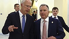 Investiní vyslanec prezidenta Vladimira Putina Kirill Dmitrijev (vlevo) a...