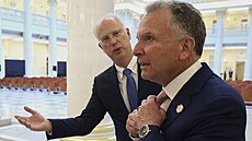 Investiní vyslanec prezidenta Vladimira Putina Kirill Dmitrijev (vlevo) a...