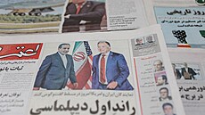 Íránské noviny s titulní fotografií íránského ministra zahrani�í Abbáse...