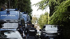 Policisté stojí pi odjezdu vozidel z ománského velvyslanectví, kde se koná...