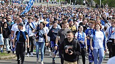 Pochod fanou�k� Baníku Ostrava na stadion p�ed zápasem s pra�skými Bohemians....