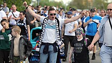 Pochod fanou�k� Baníku Ostrava na stadion p�ed zápasem s pra�skými Bohemians....