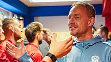 Trenér Martin Svdík se zdraví s hrái po svém nástupu do Zbrojovky Brno....