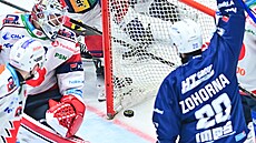 Brn�n�tí hokejisté slaví vyrovnávací gól v prvním finálovém zápase v...