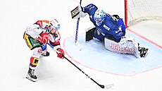 Brnnský branká Michal Postava likviduje anci Jana Mandáta z Pardubic v...