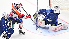 Brnnský branká Michal Postava likviduje anci Pardubic v prvním finálovém...