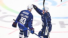 Brn�nský obránce Rhett Holland (vlevo) se raduje z vít�zného gólu do sít�...