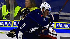 Brn�nský hokejista Radim Ferda (v modrém) bojuje s Aaronem Irvingem ze Sparty...