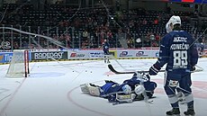 Brn�nský branká� Michal Postava po nast�elení p�ed prvním zápasem finálové...