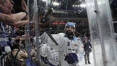 Brn�nský hokejista Libor Zábranský slaví s fanou�ky Komety postup do finále...