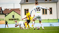 Patrik itný ze Zbrojovky Brno (v lutém) sleduje mí u Antonia Mionie z Lín...