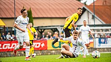 Ji�í Texl ze Zbrojovky Brno (v �lutém) dává gól do sít� Lí�n� v brn�nském...