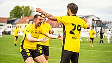 Fotbalisté Zbrojovky Brno slaví gól do sít Lín v brnnském druholigovém...
