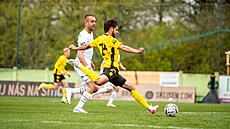 Patrik �itný ze Zbrojovky Brno (v �lutém) st�ílí na branku Lí�n� v brn�nském...