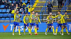 Fotbalisté Zlína slaví gól do sít� Zbrojovky Brno v druholigovém utkání. (11....