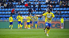 Fotbalisté Zlína slaví gól do sít� Zbrojovky Brno v druholigovém utkání. (11....