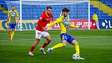 Momentka z druholigového utkání fotbalist� Zlína (v �lutém) a Zbrojovky....