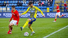 Momentka z druholigového utkání fotbalist� Zlína (v �lutém) a Zbrojovky....