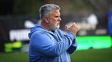 Trenér Jií Saák ped lavikou Zbrojovky Brno. Mustvo v druholigovém zápase...