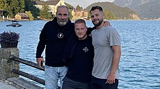 Na rodinném snímku jsou vedle sebe �lenové hokejové rodiny (zleva) otec Josef...