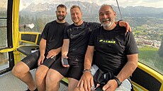 Na rodinném snímku jsou vedle sebe �lenové hokejové rodiny (zleva) obránce...