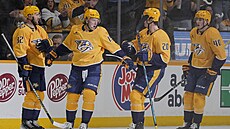 Úto�ník Jakub Vrána z Nashville Predators (druhý zleva) slaví se spoluhrá�i gól...