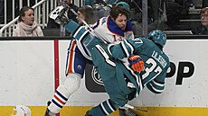 Mattias Janmark z Edmonton Oilers a Timothy Liljegren ze San Jose Sharks v...