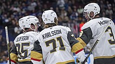 Victor Olofsson, William Karlsson a Brayden McNabb z Vegas Golden Knights...