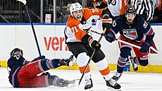 Tyson Foerster z Philadelphia Flyers stílí do prázdné branky New York Rangers.