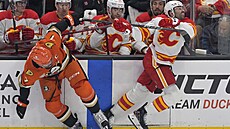Radko Gudas z Anaheim Ducks se u st�ída�ky Calgary Flames srá�í s Nazemem...