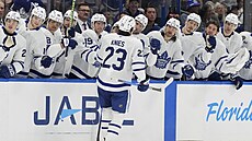 Matthew Knies z Toronto Maple Leafs se raduje z trefy proti Tampa Bay Lightning.
